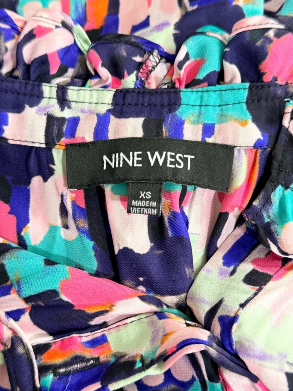 Nine West Abstract Print Ruffle Neck Sleeveless Blouse XS Pink Tea - Picture 3 of 4